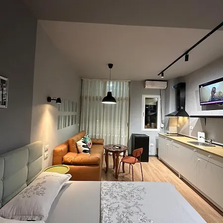 Compact Chic Design * تيرانا