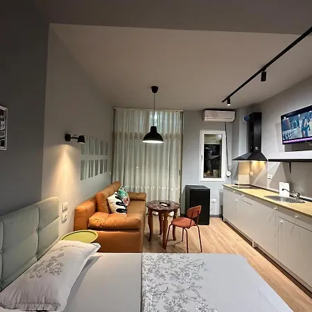 Compact Chic Design شقة تيرانا