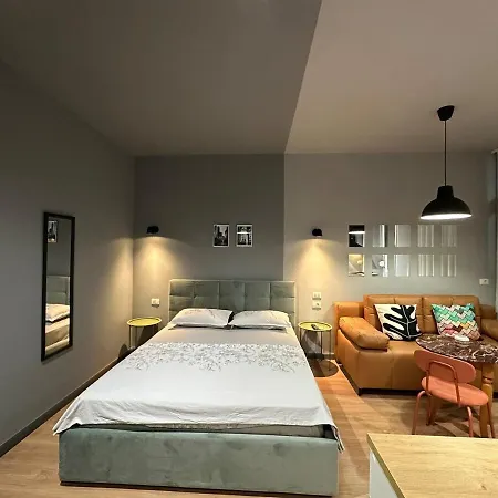 Compact Chic Design تيرانا