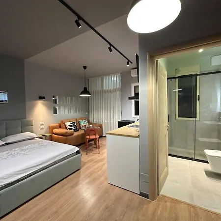 Compact Chic Design شقة تيرانا