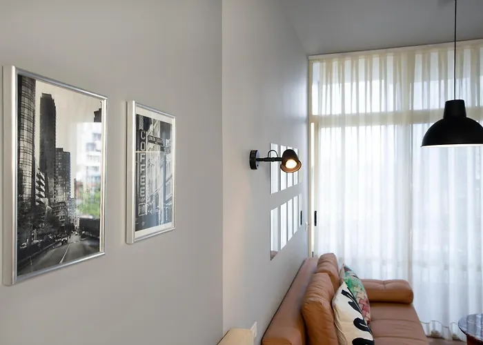 Compact Chic Design * 地拉那