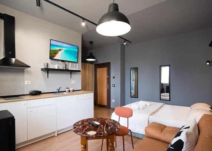 Compact Chic Design 地拉那