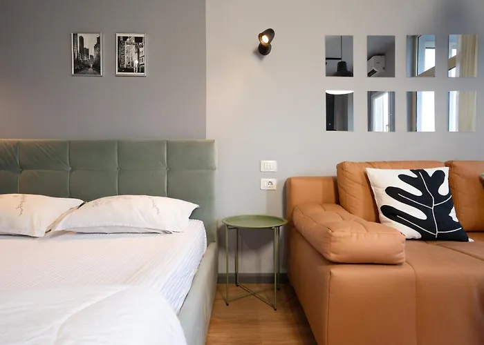 Compact Chic Design 地拉那