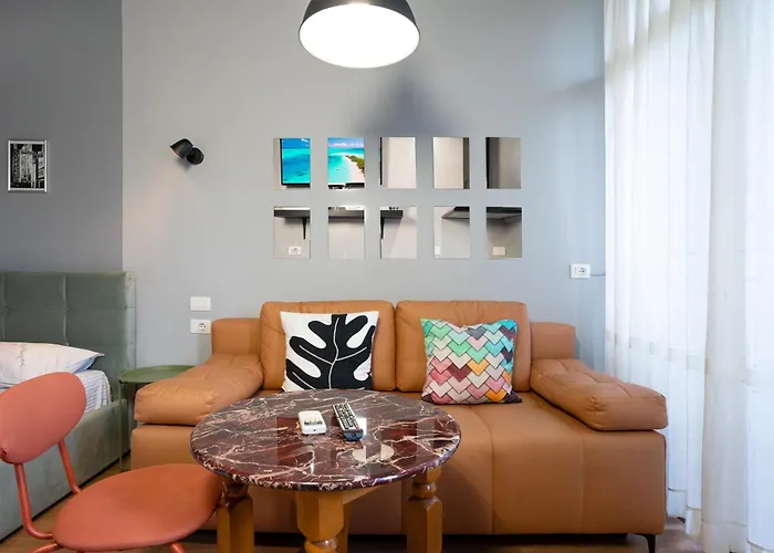 Compact Chic Design * 地拉那