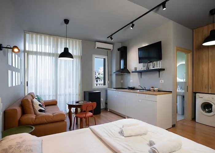 Compact Chic Design 地拉那