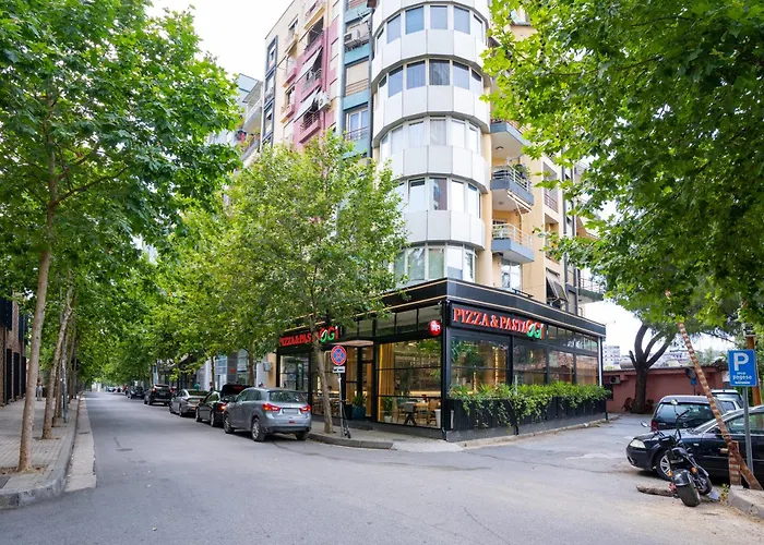 Compact Chic Design * 地拉那